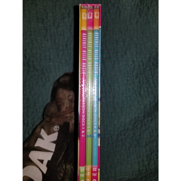 Beverly Hills 90210 Complete First Season on DVD - Picture 4 of 5